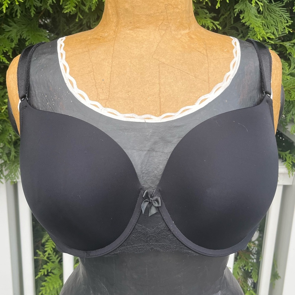 Torrid Curve; Black Bra with Middle Lace Detail; 40C ; Mint Condition; NWT